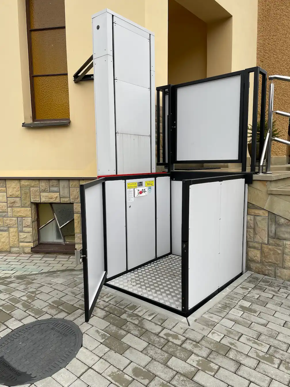 Winda dla niepełnosprawnych CreaStandard na zewnątrz budynku